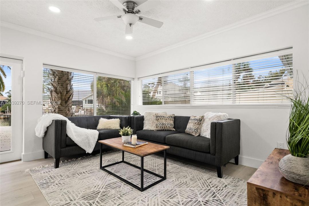 待售: $899,000 (3 贝兹, 2 浴室, 2424 平方英尺)