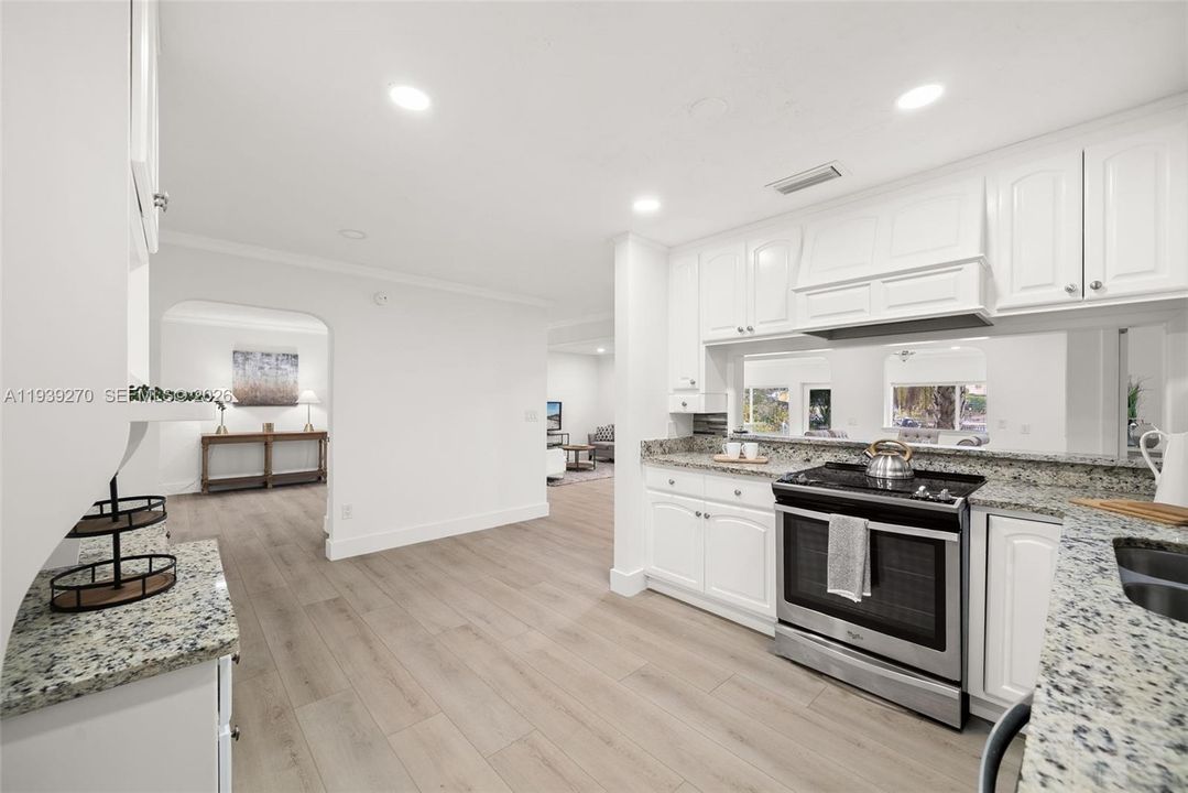 待售: $899,000 (3 贝兹, 2 浴室, 2424 平方英尺)