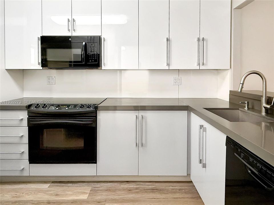 出租: $2,400 (2 贝兹, 2 浴室, 1050 平方英尺)