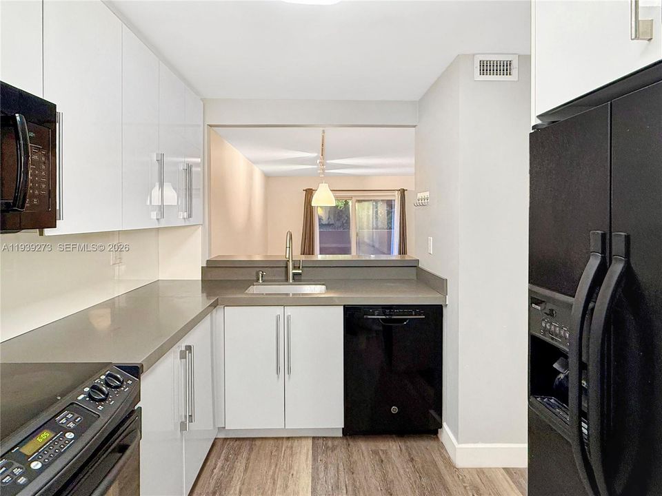 出租: $2,400 (2 贝兹, 2 浴室, 1050 平方英尺)