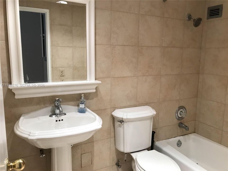 For Rent: $2,500 (1 beds, 1 baths, 1008 Square Feet)