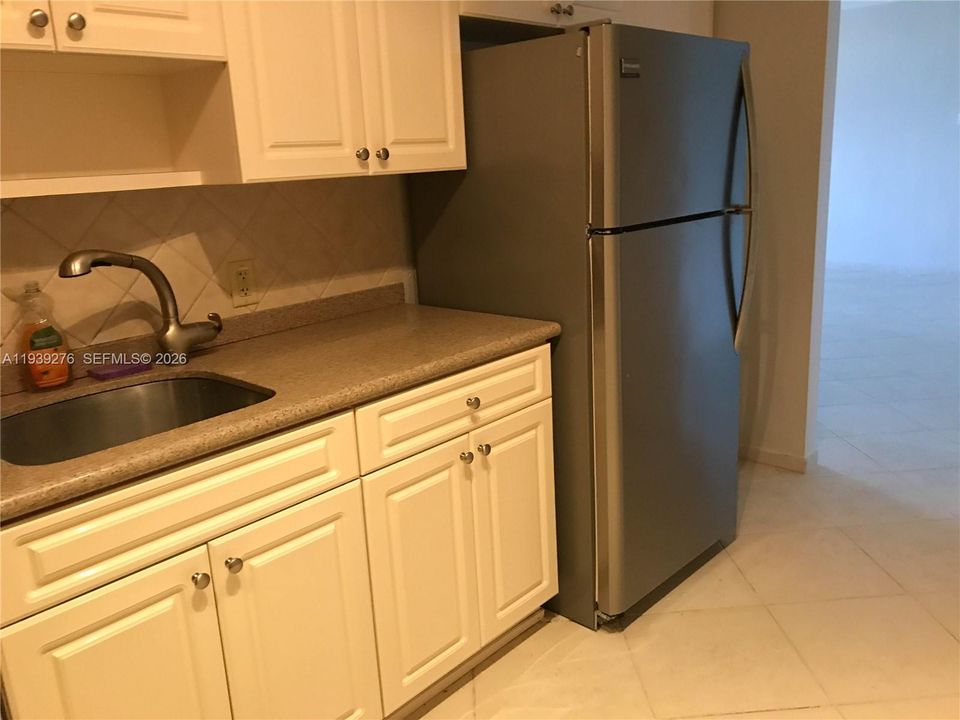 For Rent: $2,500 (1 beds, 1 baths, 1008 Square Feet)