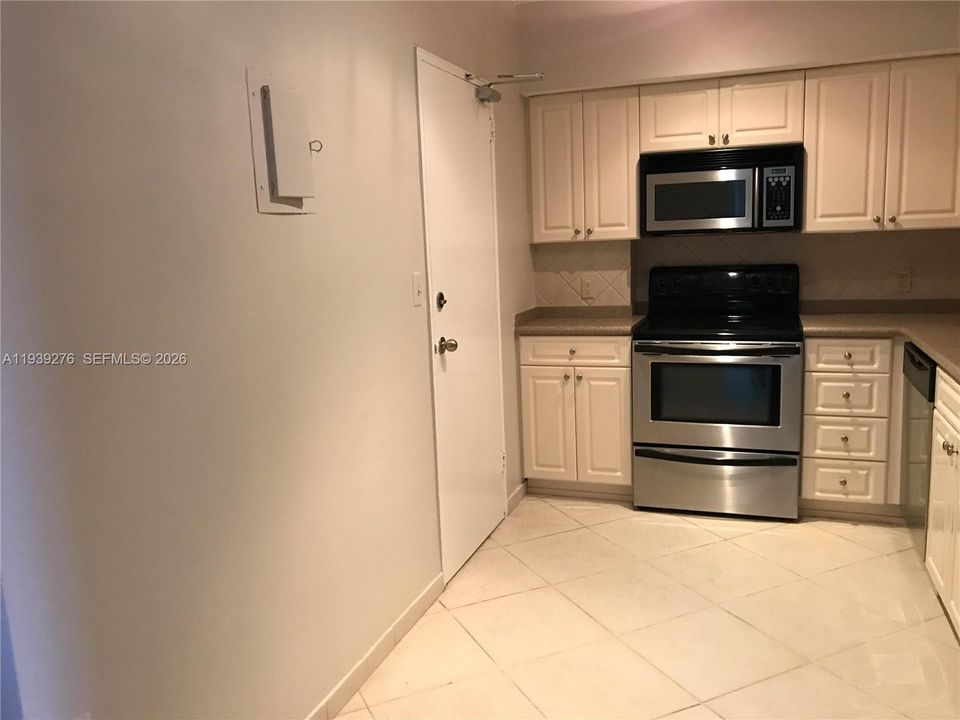 For Rent: $2,500 (1 beds, 1 baths, 1008 Square Feet)