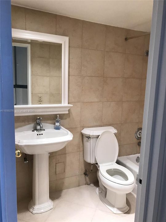 For Rent: $2,500 (1 beds, 1 baths, 1008 Square Feet)