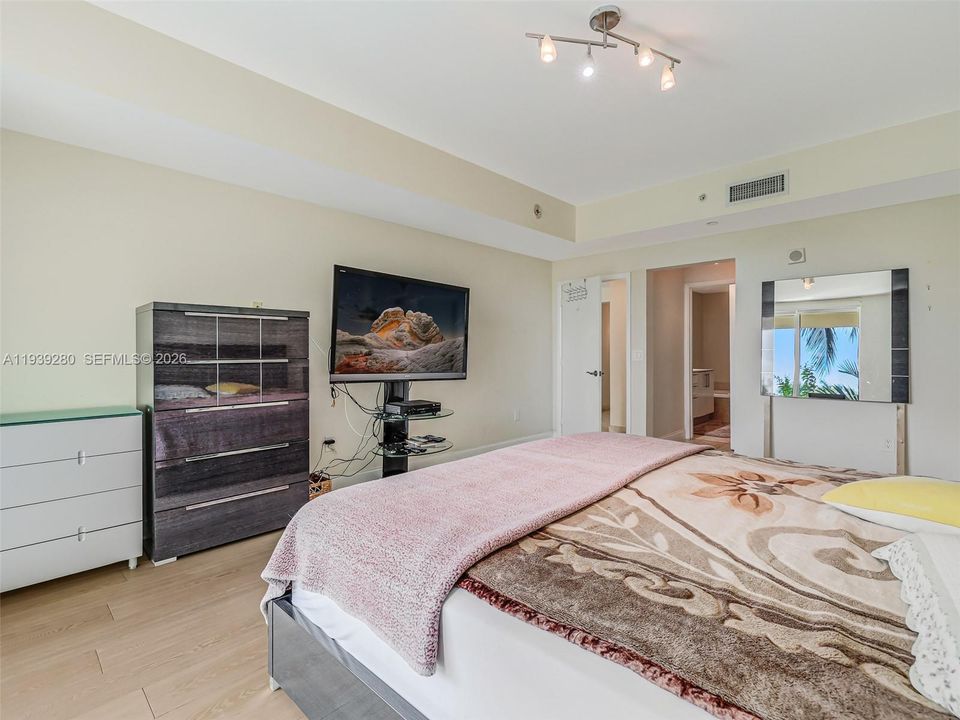 出租: $4,000 (2 贝兹, 2 浴室, 1846 平方英尺)