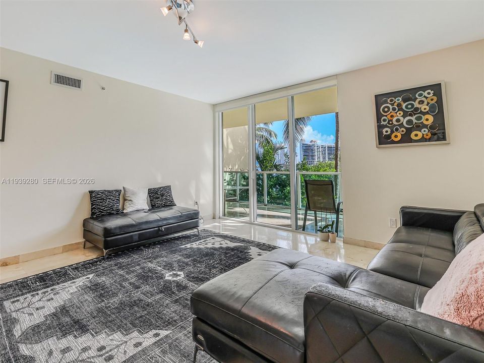 出租: $4,000 (2 贝兹, 2 浴室, 1846 平方英尺)