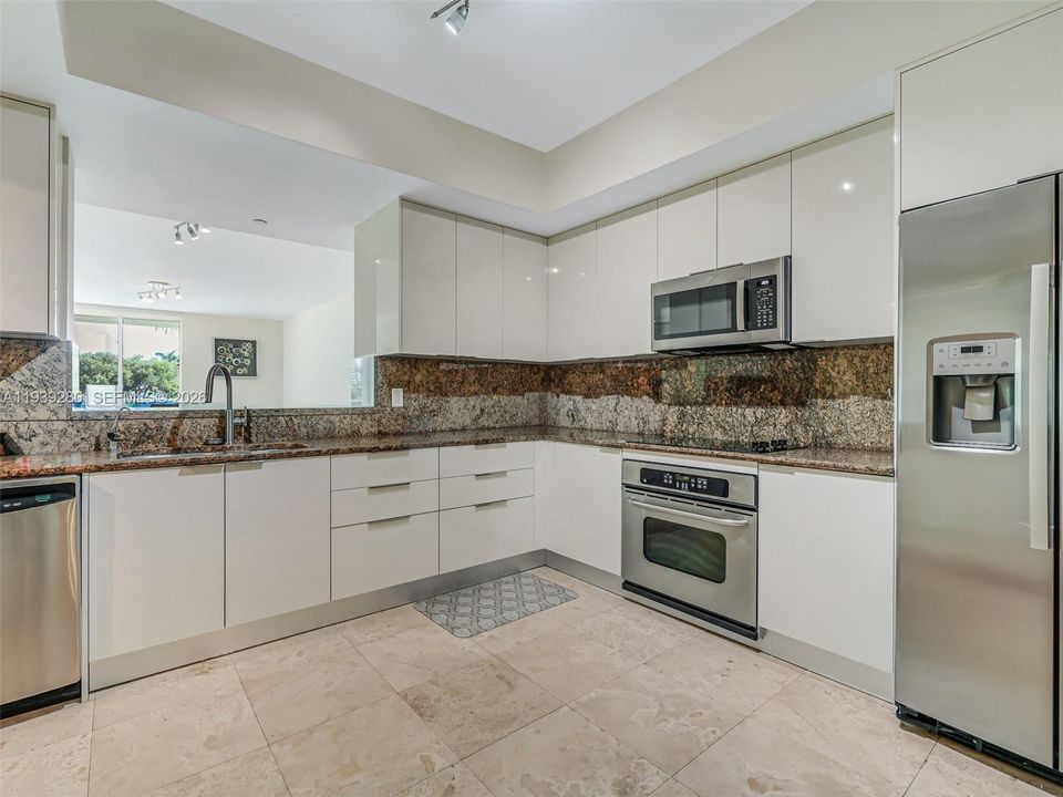 出租: $4,000 (2 贝兹, 2 浴室, 1846 平方英尺)