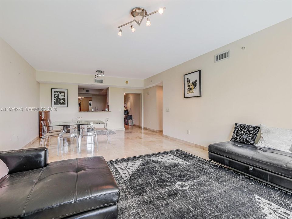 出租: $4,000 (2 贝兹, 2 浴室, 1846 平方英尺)