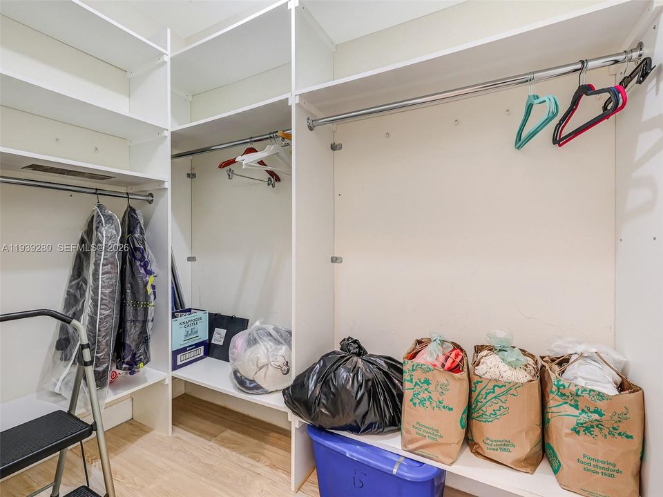 出租: $4,000 (2 贝兹, 2 浴室, 1846 平方英尺)