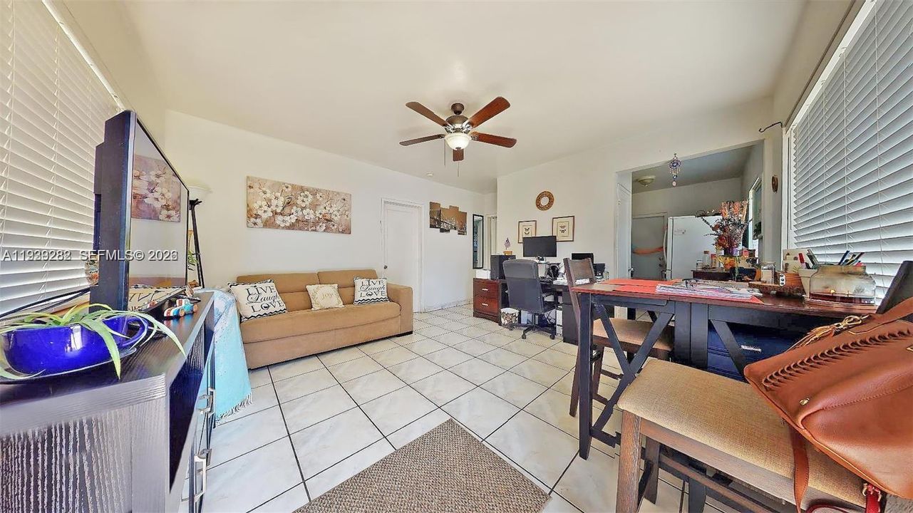 出租: $1,775 (1 贝兹, 1 浴室, 4588 平方英尺)