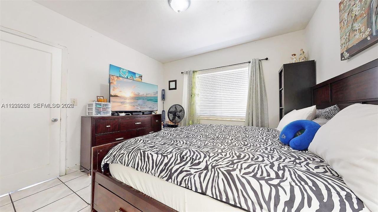 出租: $1,775 (1 贝兹, 1 浴室, 4588 平方英尺)