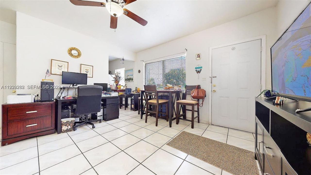 出租: $1,775 (1 贝兹, 1 浴室, 4588 平方英尺)