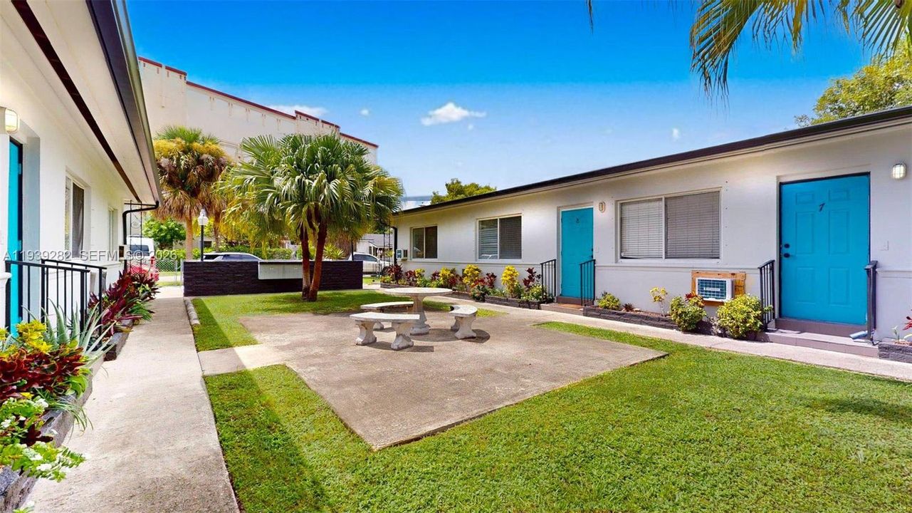 出租: $1,775 (1 贝兹, 1 浴室, 4588 平方英尺)