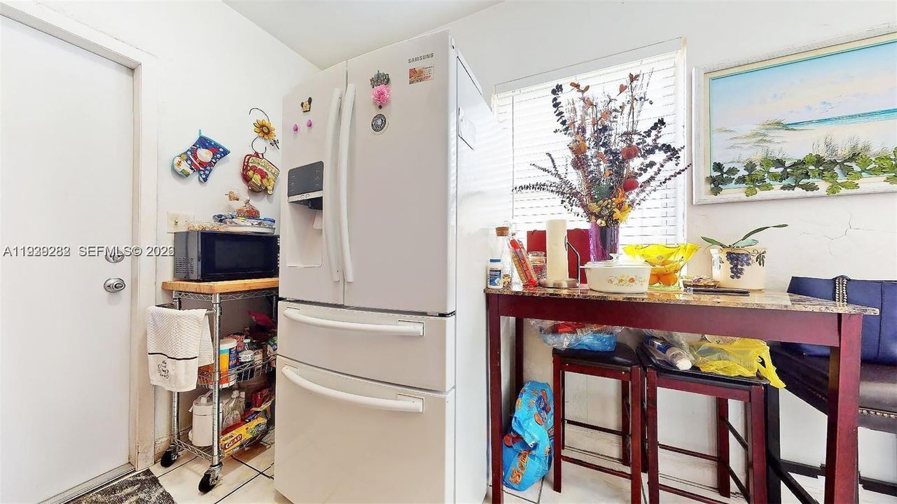 出租: $1,775 (1 贝兹, 1 浴室, 4588 平方英尺)