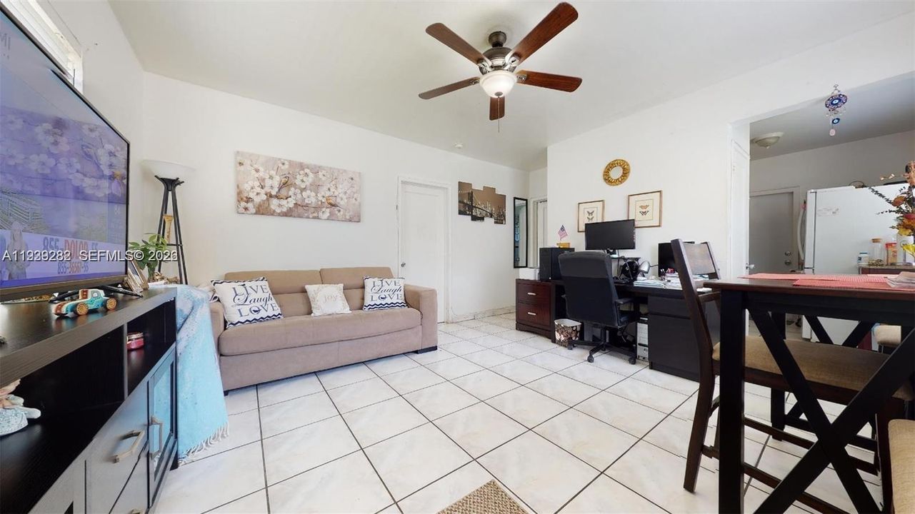 出租: $1,775 (1 贝兹, 1 浴室, 4588 平方英尺)