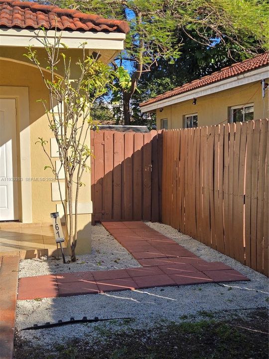 出租: $1,950 (2 贝兹, 1 浴室, 2715 平方英尺)