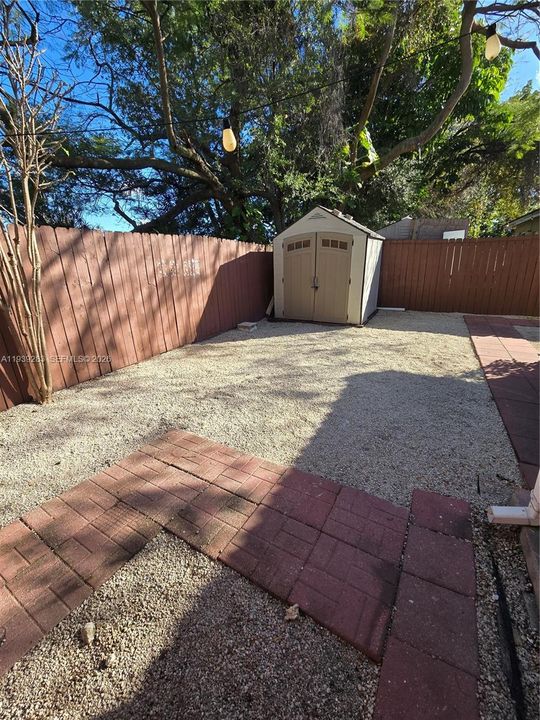 出租: $1,950 (2 贝兹, 1 浴室, 2715 平方英尺)