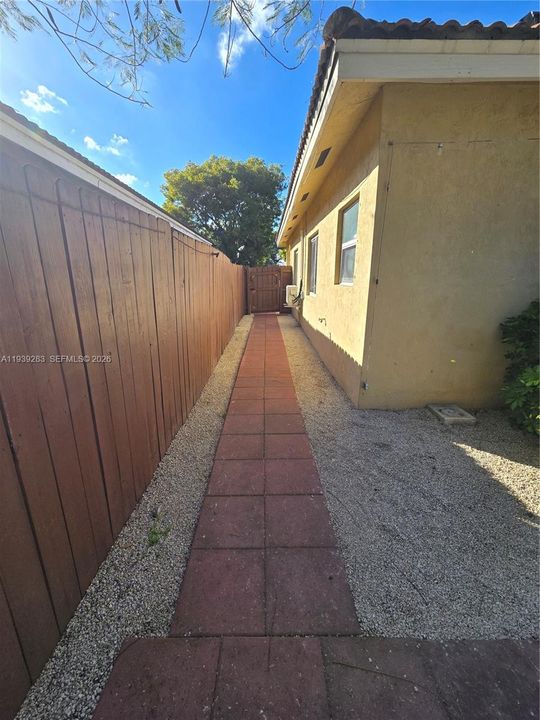 出租: $1,950 (2 贝兹, 1 浴室, 2715 平方英尺)