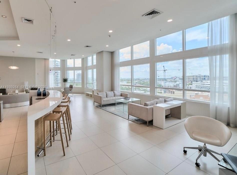 В аренду: $3,200 (1 спален, 1 ванн, 651 Квадратных фут)