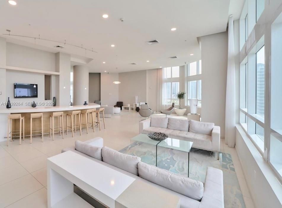 В аренду: $3,200 (1 спален, 1 ванн, 651 Квадратных фут)