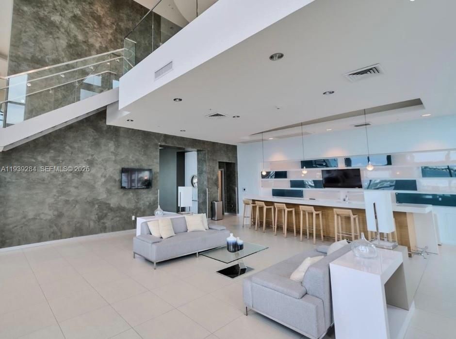 В аренду: $3,200 (1 спален, 1 ванн, 651 Квадратных фут)