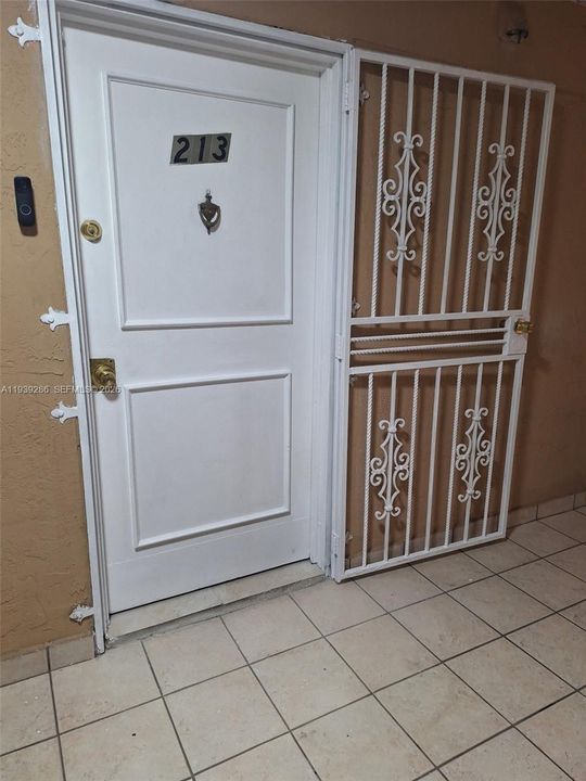 For Rent: $2,300 (2 beds, 1 baths, 1114 Square Feet)