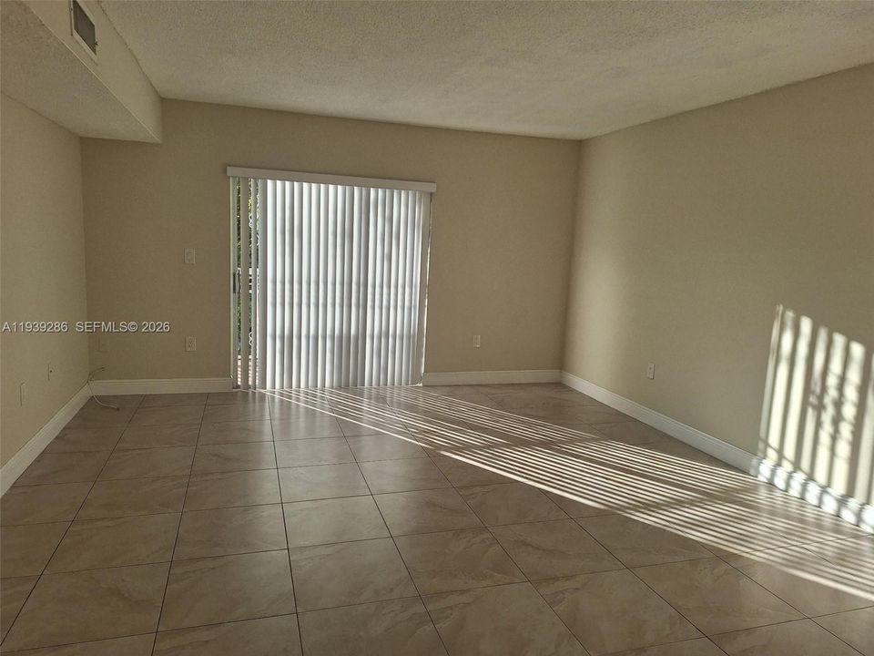 For Rent: $2,300 (2 beds, 1 baths, 1114 Square Feet)