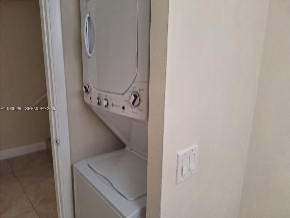 For Rent: $2,300 (2 beds, 1 baths, 1114 Square Feet)