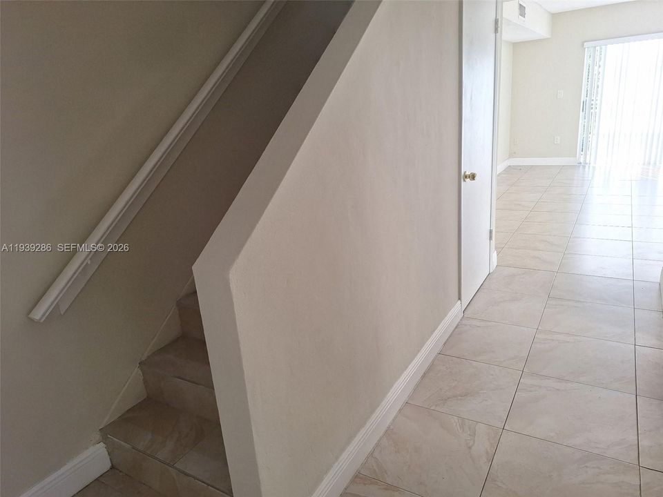 For Rent: $2,300 (2 beds, 1 baths, 1114 Square Feet)