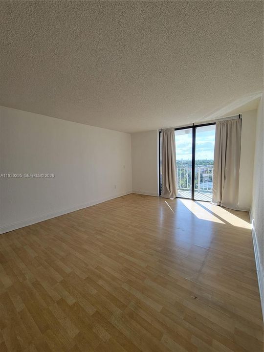 出租: $1,900 (1 贝兹, 1 浴室, 723 平方英尺)