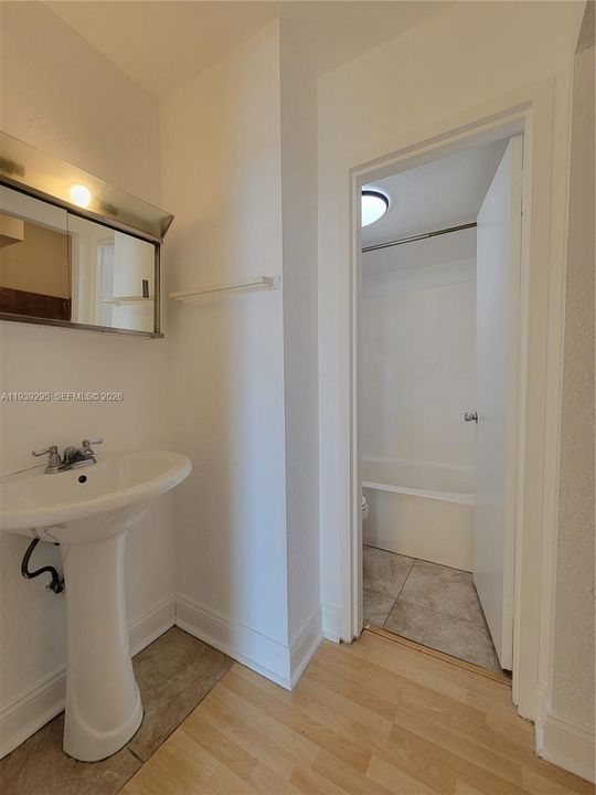 出租: $1,900 (1 贝兹, 1 浴室, 723 平方英尺)