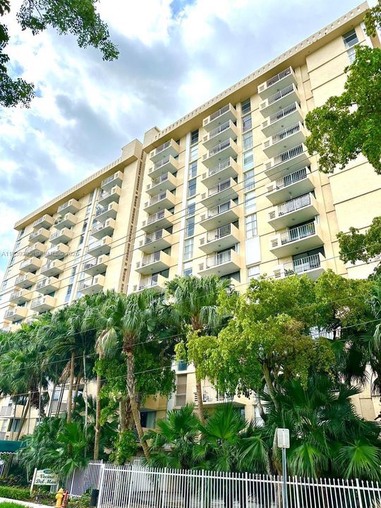 出租: $1,900 (1 贝兹, 1 浴室, 723 平方英尺)