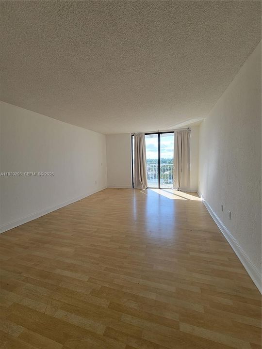 出租: $1,900 (1 贝兹, 1 浴室, 723 平方英尺)