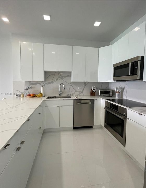 For Rent: $4,400 (2 beds, 2 baths, 824 Square Feet)