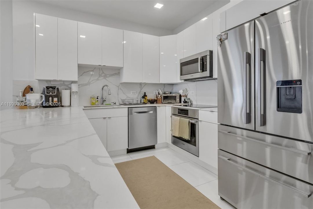 For Rent: $4,400 (2 beds, 2 baths, 824 Square Feet)