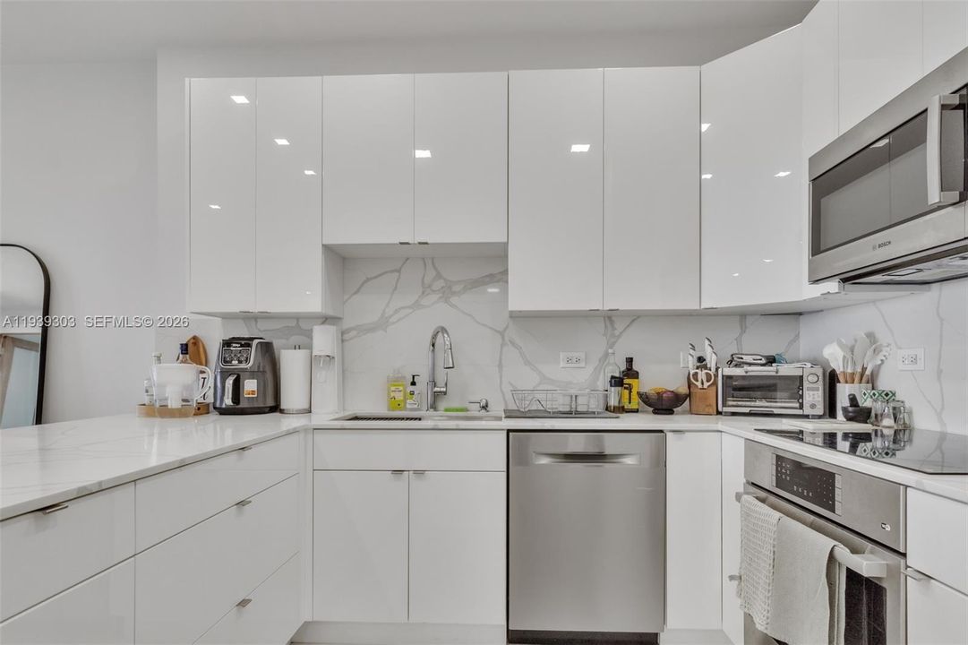 For Rent: $4,400 (2 beds, 2 baths, 824 Square Feet)