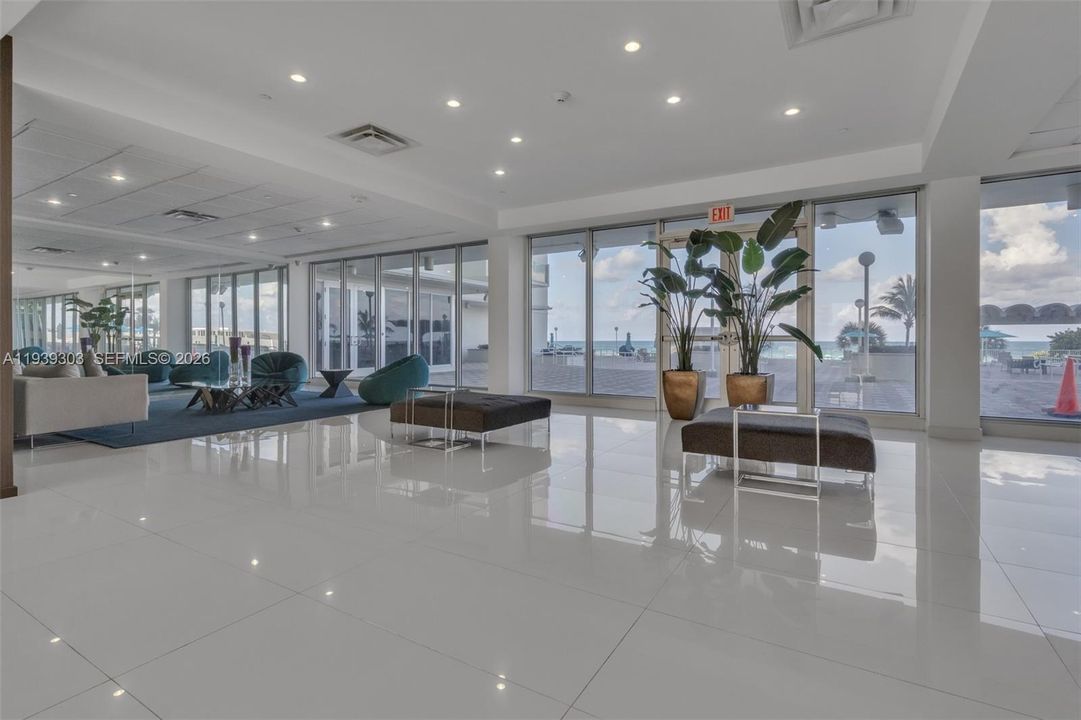 For Rent: $4,400 (2 beds, 2 baths, 824 Square Feet)