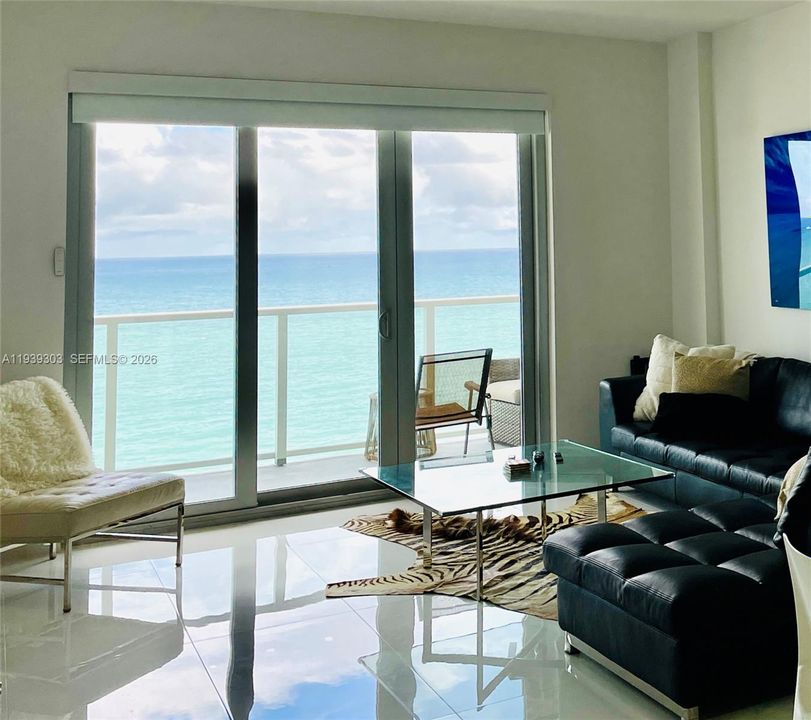 For Rent: $4,400 (2 beds, 2 baths, 824 Square Feet)