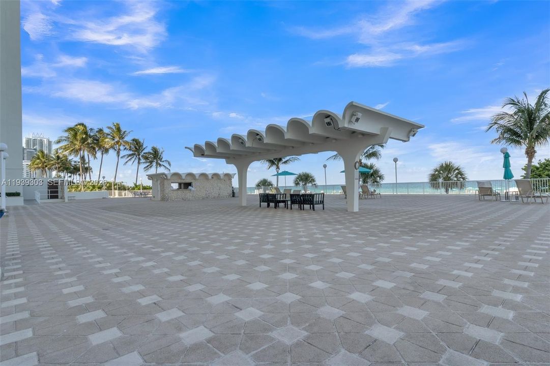 For Rent: $4,400 (2 beds, 2 baths, 824 Square Feet)