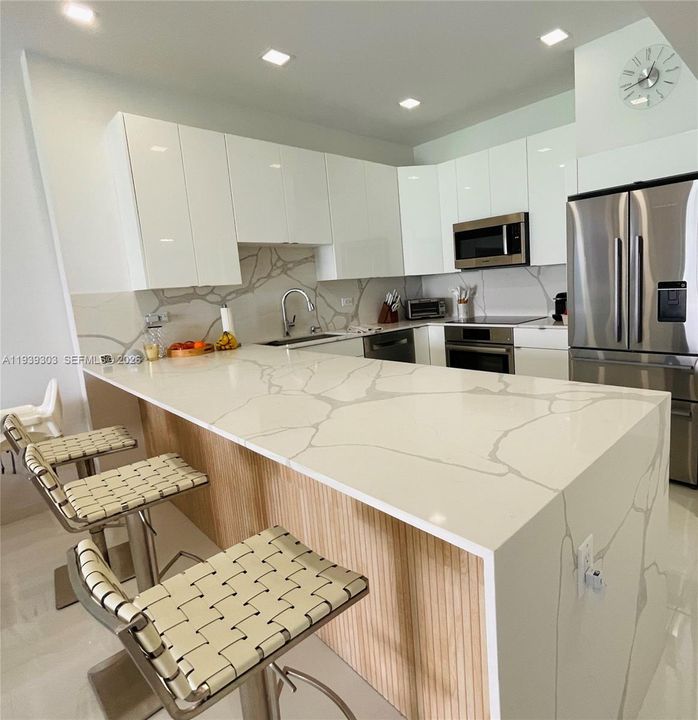 For Rent: $4,400 (2 beds, 2 baths, 824 Square Feet)