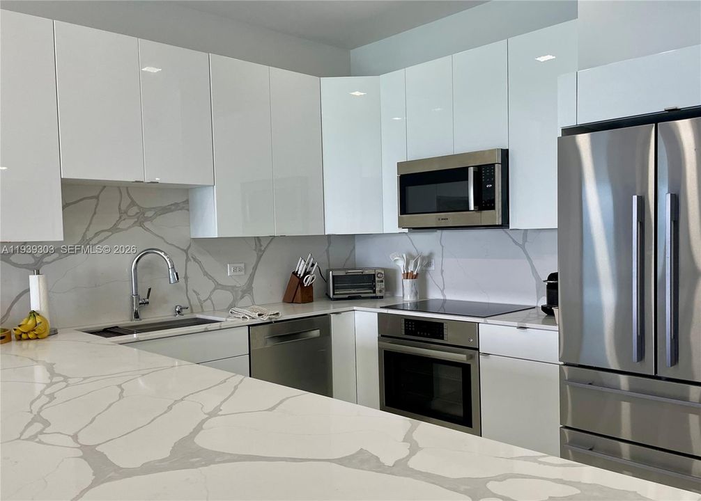 For Rent: $4,400 (2 beds, 2 baths, 824 Square Feet)