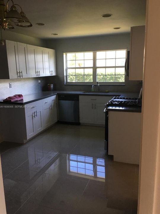 For Rent: $3,800 (3 beds, 2 baths, 2052 Square Feet)