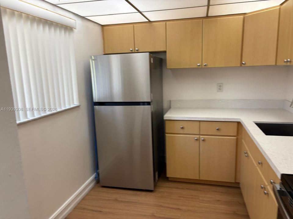 For Rent: $1,990 (1 beds, 1 baths, 705 Square Feet)
