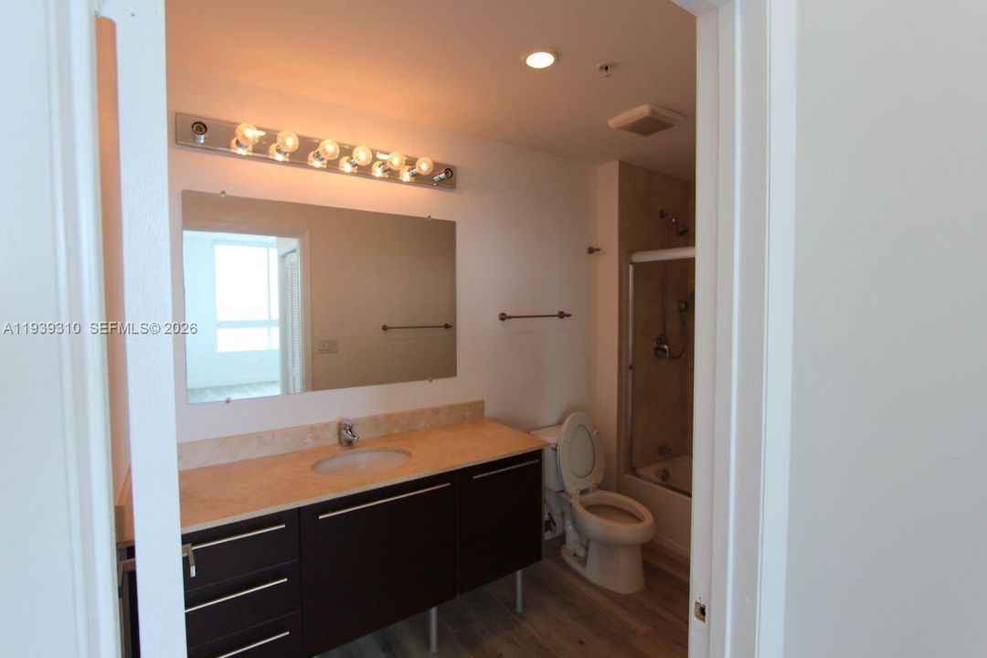 出租: $5,600 (2 贝兹, 2 浴室, 1378 平方英尺)