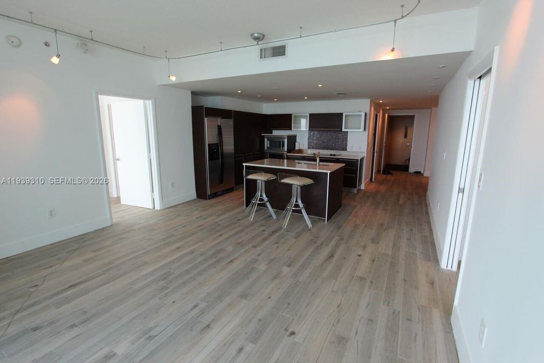 出租: $5,600 (2 贝兹, 2 浴室, 1378 平方英尺)