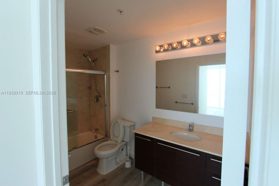 出租: $5,600 (2 贝兹, 2 浴室, 1378 平方英尺)