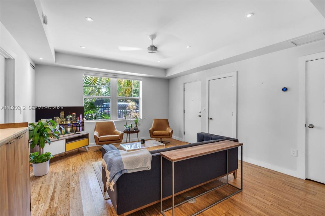 En Venta: $450,000 (2 camas, 2 baños, 760 Pies cuadrados)