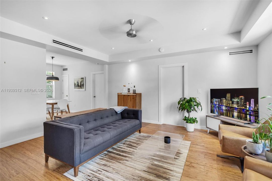 En Venta: $450,000 (2 camas, 2 baños, 760 Pies cuadrados)