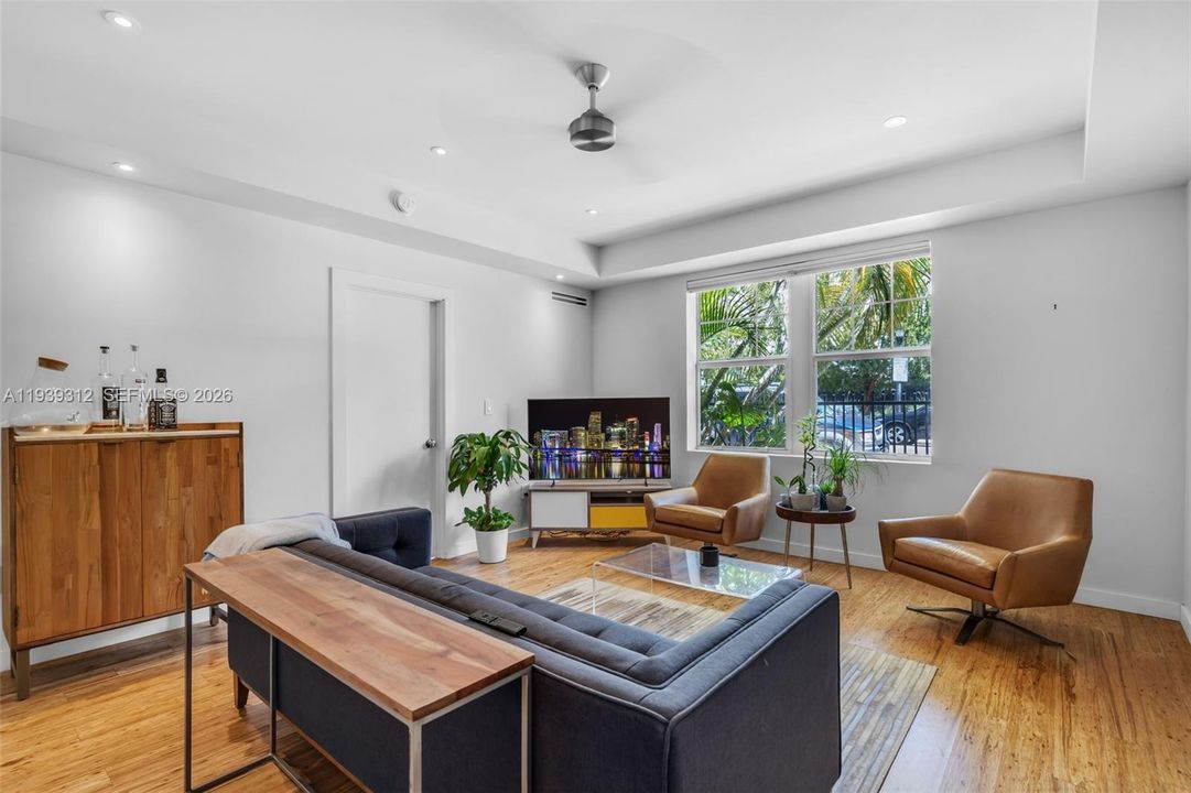 En Venta: $450,000 (2 camas, 2 baños, 760 Pies cuadrados)