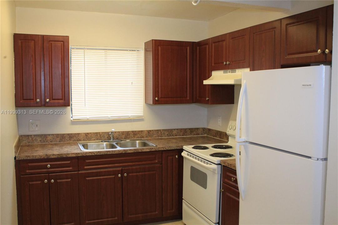 出租: $2,000 (2 贝兹, 2 浴室, 905 平方英尺)